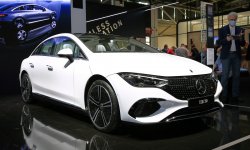 2023-Mercedes-EQE-Sedan-20-6071-1630995173.jpg